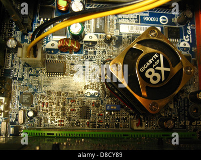 Gros plan d'une carte mère d'ordinateur. Ce composant essentiel abrite les éléments clés d'un système informatique, y compris l'unité centrale, la mémoire et divers composants de circuit, facilitant ainsi la communication entre différentes parties matérielles. Banque D'Images