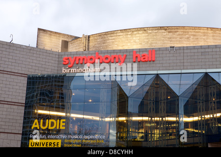 Le Symphony Hall et le CPI Birmingham prises à Centenary Square dans le centre-ville de Birmingham de nuit avec éclairage sur Banque D'Images