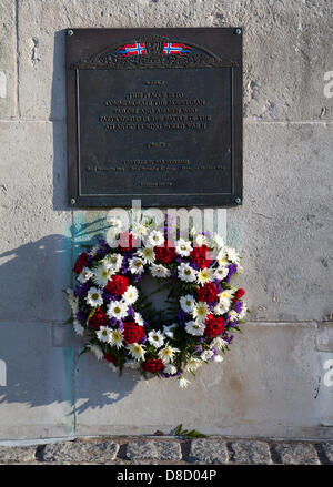 Liverpool, UK 25 mai 2013. Couronne au monument aux marins norvégiens au 70e anniversaire de la bataille de l'Atlantique 70) la commémoration et d'événements autour de Liverpool. La bataille de l'Atlantique a été la plus longue campagne militaire pendant la Seconde Guerre mondiale, à sa hauteur à partir de la mi-1940 jusqu'à la fin de 1943. Banque D'Images