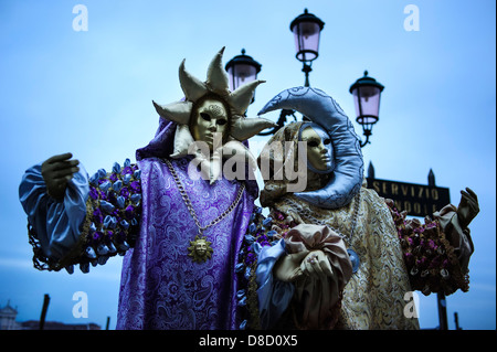 Les participants portant des costumes de carnaval pour le Carnaval de Venise, Italie. Banque D'Images