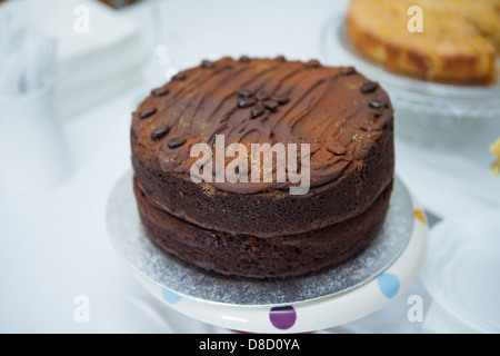 Gâteau éponge maison délicieux à un sort d'été en Angleterre Banque D'Images