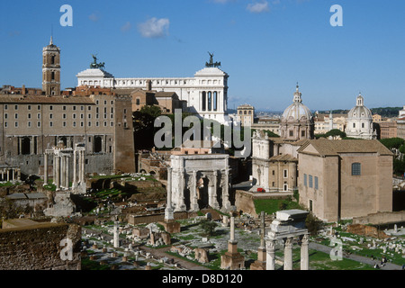 Rome. L'Italie. Le Forum Romain (Foro Romano) avec le Capitole et le Monument Victor Emmanuel en arrière-plan. Banque D'Images