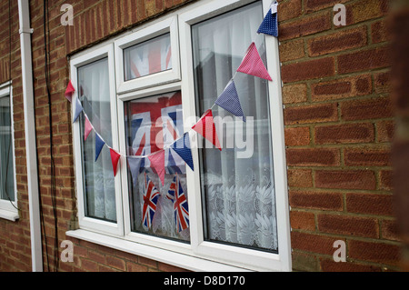 drapeau de fête de rue union Jack et banderole dans la fenêtre avant de la maison en Angleterre Royaume-Uni Banque D'Images