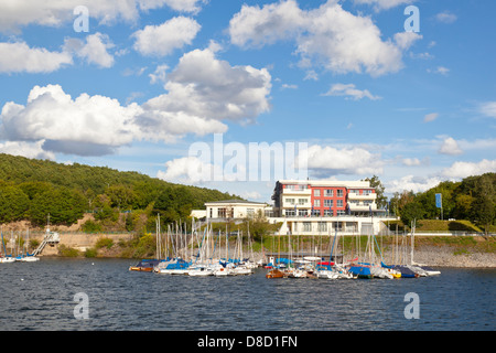 Lac Rursee marina à Schwammenauel avec ciel bleu et du soleil en été. Banque D'Images