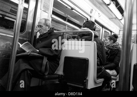 La lecture de l'homme sur Paris Métro le métro. Banque D'Images