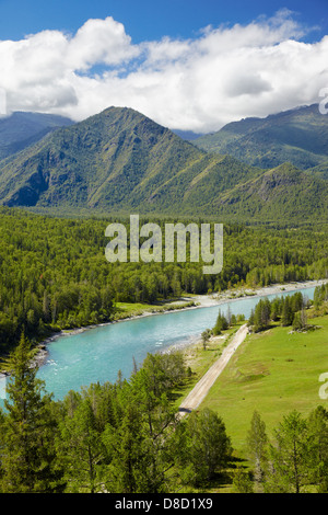 Incroyable montagne paysage de l'Altaï avec Katun river Banque D'Images