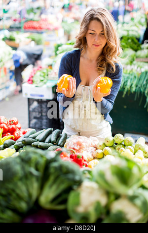 Jeune femme au marché Banque D'Images