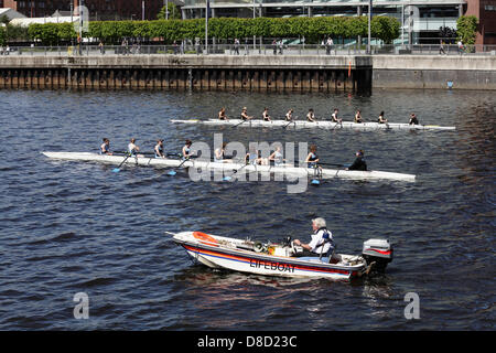 Glasgow, Écosse, Royaume-Uni, samedi 25 mai 2013. Les participants se font la queue au début de la 1ère VIII course de bateaux féminins écossais entre l'Université de Glasgow en gilets noirs et l'Université d'Édimbourg en gilets bleus sur la rivière Clyde au Broomielaw, dans le centre-ville Banque D'Images