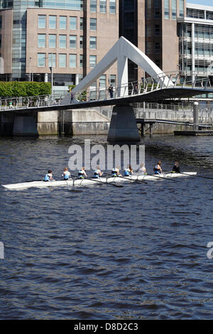 Glasgow, Écosse, Royaume-Uni, samedi 25 mai 2013. L'équipe féminine du 1er VIII de l'Université d'Édimbourg se préparant à commencer la course de bateaux écossais sur la rivière Clyde au Broomielaw, à côté du pont Tradeston Banque D'Images