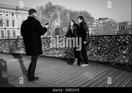 Couple ayant leur photo prise sur le Pont des Arts. Banque D'Images