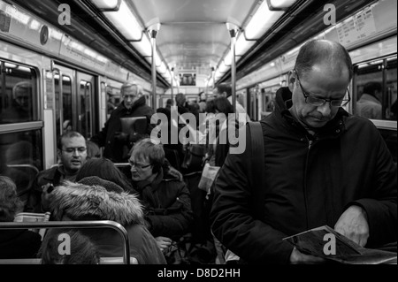 La lecture de l'homme sur Paris Métro le métro. Banque D'Images