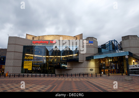 Le Symphony Hall et le CPI Birmingham prises à Centenary Square dans le centre-ville de Birmingham de nuit avec éclairage sur Banque D'Images