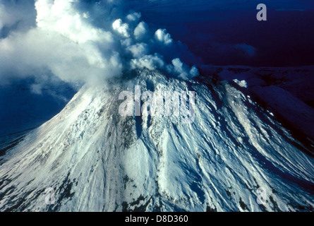 Le mont Saint Augustine, un volcan actif situé sur l'île Augustine en Alaska, se dresse comme un sommet imposant. Connu pour ses éruptions occasionnelles, ce volcan fait partie de la ceinture de feu du Pacifique. Son sommet enneigé et le terrain accidenté environnant sont visibles dans ce paysage spectaculaire. Banque D'Images
