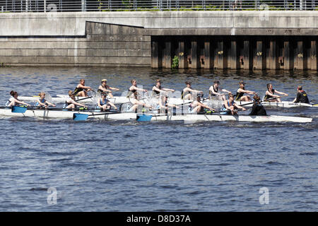 Glasgow, Écosse, Royaume-Uni, samedi 25 mai 2013. La 1ère VIII femelle Scottish Boat Race entre l'Université de Glasgow (en arrière-plan) et l'Université d'Édimbourg (en premier plan) sur la rivière Clyde à Glasgow, en Écosse, au Royaume-Uni Banque D'Images