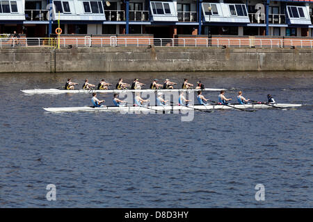 Glasgow, Écosse, Royaume-Uni, samedi 25 mai 2013. Une course de bateaux écossaise entre l'Université de Glasgow (en arrière-plan) et l'Université d'Édimbourg (en premier plan) sur la rivière Clyde à Lancefield Quay Banque D'Images