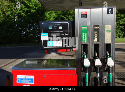 Les pompes à carburant à une station-service au Royaume-Uni. Banque D'Images