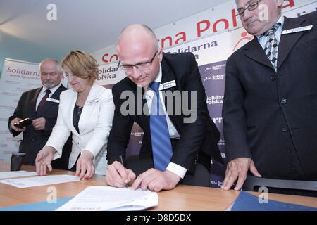 Elblag, Pologne 25 avril, mai 2013 Solidarna Polska chef de parti actualités Zbigniew Ziobro confference à Elblag. Ziobro présente Pawel Kowszynski (C) le candidat du parti au poste de maire d'Elblag dans les élections locales. Banque D'Images