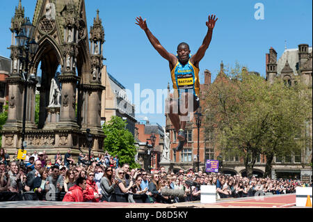 MANCHESTER, UK. 25 mai 2013. Bastian Rudon des Bahamas bondit à prendre la 3e place dans la mens Saut en cas de Albert Square, Manchester, au cours de la BT 2013 Grand CityGames. Également en compétition ont été Greg Rutherford (Grande-Bretagne, 1er), Chris Tomlinson (Grande-Bretagne, 2ème) et Jhamal Bowen (Panama, 4e). News : Crédit du Nord Photos/Alamy Live News (usage éditorial uniquement). Banque D'Images