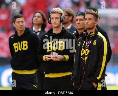 Le Dortmund Marco Reus (C), Robert Lewandowski (L) et Moritz Leitner sont vus prio à l'UEFA Champions league soccer entre Borussia Dortmund et le Bayern Munich au stade de Wembley à Londres, en Angleterre, 25 mai 2013. Photo : Andreas Gebert/dpa  + + +(c) afp - Bildfunk + + + Banque D'Images