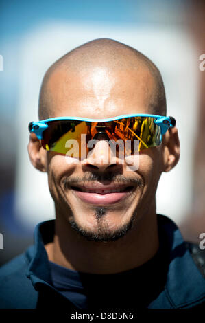 MANCHESTER, UK. 25 mai 2013. Félix Sánchez sourit pour une photographie au cours de la BT 2013 Grand CityGames à Manchester, après avoir participé à la mens 200m haies événement. Sánchez est actuel champion olympique du 400 m haies pour la deuxième fois. News : Crédit du Nord Photos/Alamy Live News (usage éditorial uniquement). Banque D'Images