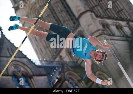 MANCHESTER, UK. 25 mai 2013. Malte Mohr des voûtes de l'Allemagne de prendre la 1ère place dans la mens perche dans Albert Square, Manchester, au cours de la BT 2013 Grand CityGames. Beat Raphael Holzdeppe Mohr (Allemagne, 2ème), Konstantinos Filippidis (Grèce, 3e), Andy Sutcliffe (Grande-Bretagne, 4ème) et Karsten Dilla (Allemagne, 5e). News : Crédit du Nord Photos/Alamy Live News (usage éditorial uniquement). Banque D'Images