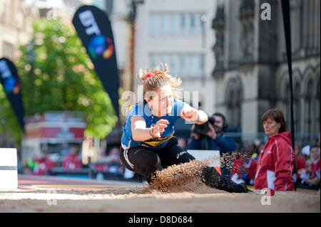 MANCHESTER, UK. 25 mai 2013. Martina Caironi 8.9 de l'Italie à prendre les terres 4ème place dans la CIB Womens Long Jump (T42/T44) 2006, à Albert Square, Manchester, au cours de la BT 2013 Grand CityGames. L'athlète paralympique a concouru contre Iris Pruysen (Pays-Bas, 1er), Kelly Cartwright (Australie, 2e) et Stefanie Reid (Grande-Bretagne, 3ème). News : Crédit du Nord Photos/Alamy Live News (usage éditorial uniquement). Banque D'Images