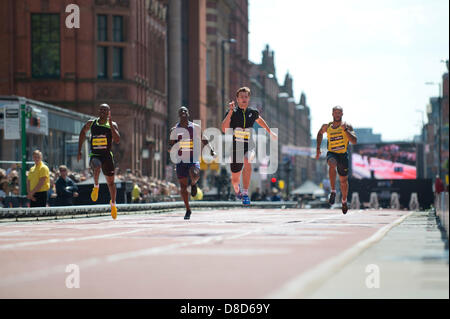 MANCHESTER, UK. 25 mai 2013. Christophe Lemaitre (deuxième à droite) de France sprints pour prendre la 1ère place au cours de l'événement Mens 150m dans un temps de 14,90 qui a eu lieu le à Manchester Deansgate au cours de la BT 2013 Grand CityGames. L'actuel Champion d'Europe 100m battre Kim Collins (Saint Kitts et Nevis, 2ème, plus à gauche), James Ellington (Grande-Bretagne, 3e, le plus à droite) et Dwain Chambers (Grande-Bretagne, 4ème, 2ème à gauche). News : Crédit du Nord Photos/Alamy Live News (usage éditorial uniquement). Banque D'Images