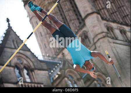 MANCHESTER, UK. 25 mai 2013. Raphael Holzdeppe voûtes de l'Allemagne de prendre la 2ème place de la mens perche dans Albert Square, Manchester, au cours de la BT 2013 Grand CityGames. Également en compétition ont été Malte Mohr (Allemagne, 1er), Konstantinos Filippidis (Grèce, 3e), Andy Sutcliffe (Grande-Bretagne, 4ème) et Karsten Dilla (Allemagne, 5e). Holzdeppe a remporté le bronze aux Jeux Olympiques de Londres en 2012. News : Crédit du Nord Photos/Alamy Live News (usage éditorial uniquement). Banque D'Images