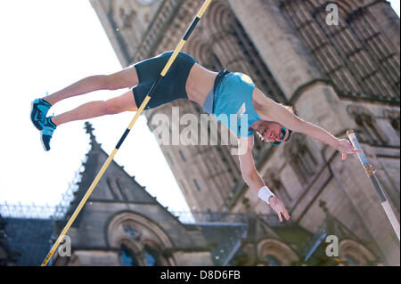 MANCHESTER, UK. 25 mai 2013. Malte Mohr des voûtes de l'Allemagne de prendre la 1ère place dans la mens perche dans Albert Square, Manchester, au cours de la BT 2013 Grand CityGames. Beat Raphael Holzdeppe Mohr (Allemagne, 2ème), Konstantinos Filippidis (Grèce, 3e), Andy Sutcliffe (Grande-Bretagne, 4ème) et Karsten Dilla (Allemagne, 5e). News : Crédit du Nord Photos/Alamy Live News (usage éditorial uniquement). Banque D'Images