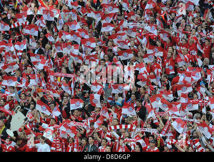 Londres, Royaume-Uni. 25 mai 2013. Le Bayern Munich fans avant la finale de la Ligue des Champions 2013 du stade de Wembley. Banque D'Images
