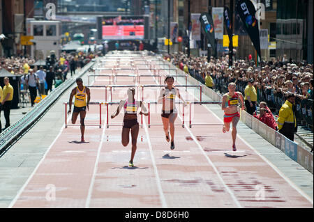 MANCHESTER, UK. 25 mai 2013. Perri Shakes-Drayton de Grande-bretagne sprints pour prendre la 1e place dans le 200m haies femmes événement dans un temps de 25.74, qui a eu lieu le à Manchester Deansgate au cours de la BT 2013 Grand CityGames. Elle a battu Natalya Antyukh (Russie, 2e, 2e à droite), Eilidh enfant (Grande-Bretagne, 3e, le plus à droite) et Delloreen Ennis (Jamaïque, 4ème, plus à gauche). News : Crédit du Nord Photos/Alamy Live News (usage éditorial uniquement). Banque D'Images