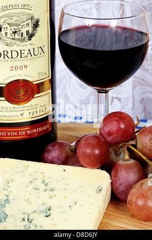 Le Bleu d'Auvergne fromage, vin rouge et les raisins rouges. Banque D'Images