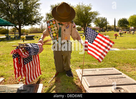 East Lawn Palms Cemetery, Tucson, Arizona, USA. 25 mai 2013. Scout, Ray Langlais, 13 ans, de la troupe 141 Conseil Catalina drapeaux lieux le 25 mai 2013 sur les tombes des anciens combattants militaires américains décédés en préparation pour lundi's Memorial Day services à East Lawn Palms Cemetery, Tucson, Arizona, USA. Langlais dit qu'il contribue à placer les drapeaux pour 'aider mon pays". Son père, Ray Langlais Sr. a ajouté que le fait de placer les drapeaux sur les tombes "esprit de ce que les gens le Jour commémoratif est censé être . C'est un souvenir des personnes qui ont servi notre pays.' Credit : Norma Jean Gargasz/Alamy Live News Banque D'Images