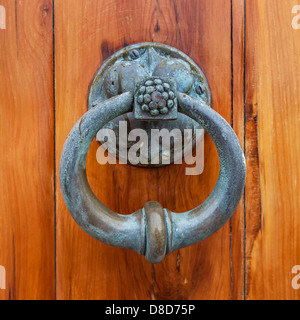 Porte Antique heurtoir ou tirer sur le devant de la porte de cèdre de l'église anglicane Saint Pierre, à Saint George's, les Bermudes. Banque D'Images