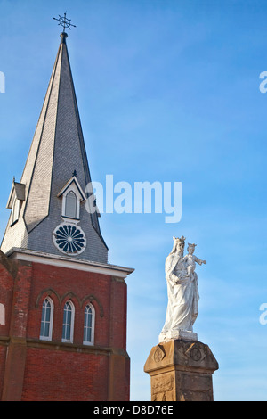 Photographié devant la statuaire de l'église au Mont Carmel en Prince Edward Island, Canada Banque D'Images