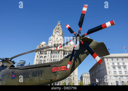 Liverpool, Royaume-Uni. 25 mai 2013. Dans le cadre du 70e anniversaire de la bataille de l'Atlantique, un hélicoptère de la Marine royale est placé en face de l'immeuble du foie à la Pier Head dans le cadre du festival week-end d'activités. Crédit : Andrew Paterson/Alamy Live News Banque D'Images