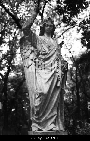 Statue d'un ange sur le cimetière de Prague Banque D'Images