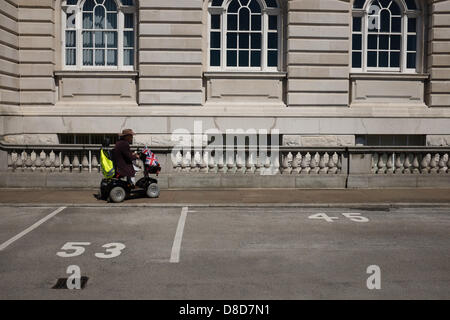 Liverpool, UK, 25 mai 2013. Défilé des anciens combattants de la marine grâce à Liverpool dans le cadre du 70e anniversaire de la bataille de l'Atlantique. Banque D'Images