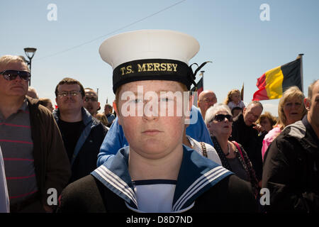 Liverpool, UK, 25 mai 2013. Membre de les Cadets de la Marine montres défilé des anciens combattants grâce à Liverpool dans le cadre du 70e anniversaire de la bataille de l'Atlantique. Banque D'Images