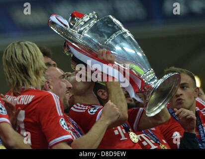 La Munich Arjen Robben (C) l'embrasse le trophée après avoir remporté la finale de la Ligue des Champions de football de l'UEFA entre le Borussia Dortmund et le Bayern Munich au stade de Wembley à Londres, en Angleterre, 25 mai 2013. Photo : Peter Kneffel/dpa  + + +(c) afp - Bildfunk + + + Banque D'Images