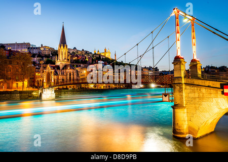 Vue de nuit à partir de la passerelle St Georges à Lyon ville avec la cathédrale de Fourvière, France Banque D'Images