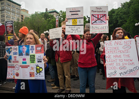 New York, NY, le 25 mai 2013. Les gens holding signs dénonçant Monsanto et les organismes génétiquement modifiés au cours d'un rassemblement à New York, Union Square à l'encontre de l'organisme américain de l'agriculture et de la biotechnologie corporation. Le rassemblement et la marche a été l'un des nombreux aux États-Unis et à des dizaines d'autres pays. Les organisateurs espèrent passer le mot au sujet de ce qu'ils disent sont les effets nocifs des aliments génétiquement modifiés. Banque D'Images