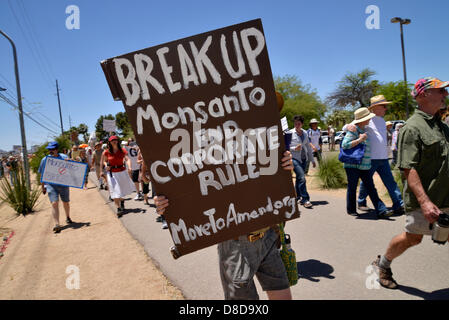 Tuscon, Arizona, USA. 25 mai, 2013. Environ 1 000 manifestants ont participé à une marche organisée par Monsanto de Tucson contre OGM, ou organisme génétiquement modifié, le 25 mai 2013, à Reid Park, Tucson, Arizona, USA. Credit : Norma Jean Gargasz/Alamy live News Banque D'Images