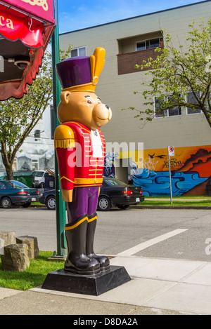 Soldat de plomb à l'extérieur de l'ours Toy Company store, Main Street, Vancouver, British Columbia, Canada Banque D'Images