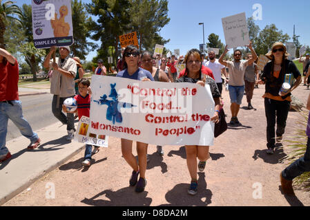 Tuscon, Arizona, USA. 25 mai, 2013. Environ 1 000 manifestants ont participé à une marche organisée par Monsanto de Tucson contre OGM, ou organisme génétiquement modifié, le 25 mai 2013, à Reid Park, Tucson, Arizona, USA. Credit : Norma Jean Gargasz/Alamy live News Banque D'Images