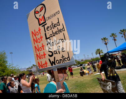 Tuscon, Arizona, USA. 25 mai, 2013. Environ 1 000 manifestants ont participé à une marche organisée par Monsanto de Tucson contre OGM, ou organisme génétiquement modifié, le 25 mai 2013, à Reid Park, Tucson, Arizona, USA. Credit : Norma Jean Gargasz/Alamy live News Banque D'Images