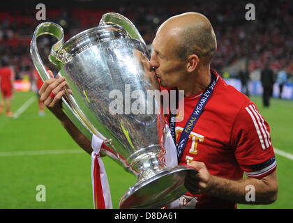 Londres, Royaume-Uni. 25 mai, 2013. La Munich Arjen Robben embrasse le trophée après avoir remporté la finale de la Ligue des Champions de football de l'UEFA entre le Borussia Dortmund et le Bayern Munich au stade de Wembley à Londres, en Angleterre, 25 mai 2013. Photo : Andreas Gebert/dpa/Alamy Live News Banque D'Images