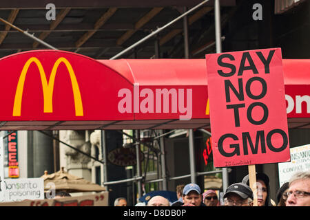 New York, NY, le 25 mai 2013. Mars contre Monsanto passant un McDonald's store pendant un rassemblement à New York, Union Square à l'encontre de l'organisme américain de l'agriculture et de la biotechnologie Monsanto Corporation. Le rassemblement et la marche a été l'un des nombreux aux États-Unis et à des dizaines d'autres pays. Les organisateurs espèrent passer le mot au sujet de ce qu'ils disent sont les effets nocifs des aliments génétiquement modifiés. Banque D'Images