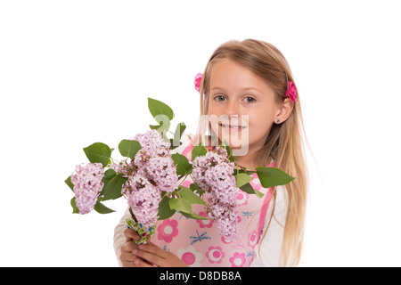 Happy little Girl with long hair portant tenue d'été et la tenue des fleurs lilas. Isolé sur fond blanc. Banque D'Images