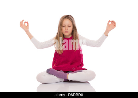 Jeune fille aux cheveux longs portant robe rouge et faire les exercices de yoga. Isolé sur fond blanc. Banque D'Images